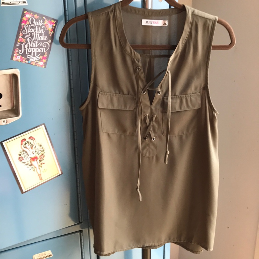 Sleeveless Shear Silky Laced Top 🍀
